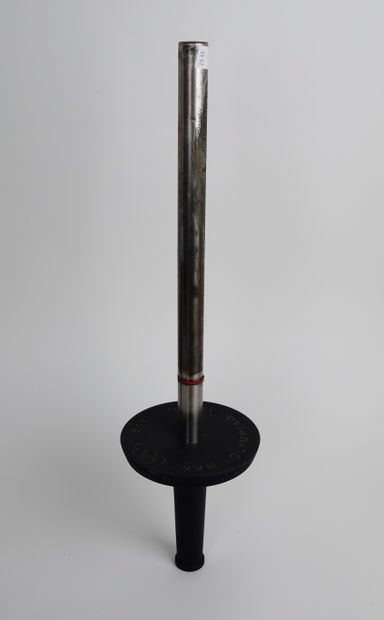 null Summer Olympic Games / Tokyo 1964. Official torch with base of black metal aliage...