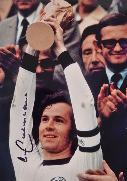 null Football / Beckenbauer (11 / 9 / 1945) / Autographe / Photo. Sur photo couleur...