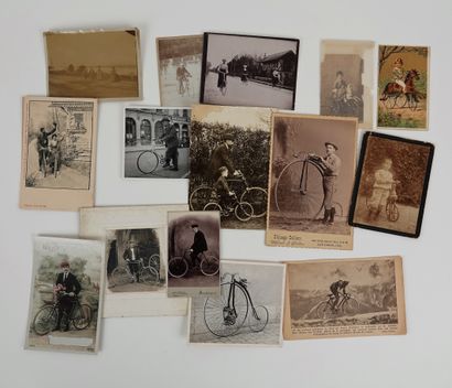 null Cyclisme / Belle époque / Ensemble de 17 documents : a) 5 cartes postales ;...