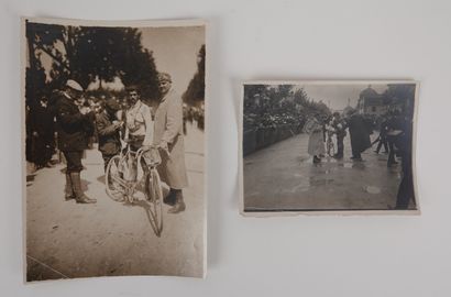 null Cyclisme / Constant Ménager / Tour 1909. Deux photos de presse originales, tirage...