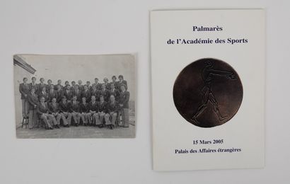 null Rugby / Rives / Bastiat. Deux pièces : a) carte photo avec l'équipe de France...