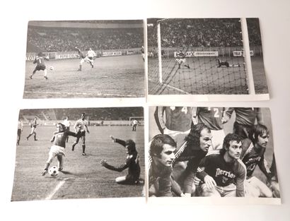 null Soccer / Carlos Bianchi, 4 large format black and white press prints. The number...