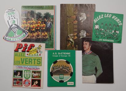 null Soccer / St Etienne. 7 pieces: a) 45 rpm record with cover: "Allez les verts";...