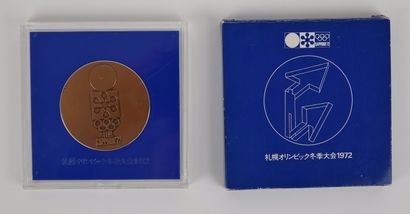 null JO d'hiver / Sapporo 1972 / Médaille officielle de participant dans sa boite,...