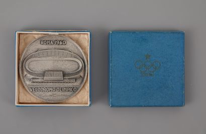 null Jeux olympiques d'été / Rome 1960. Médaille ronde en métal argenté. Avers avec...