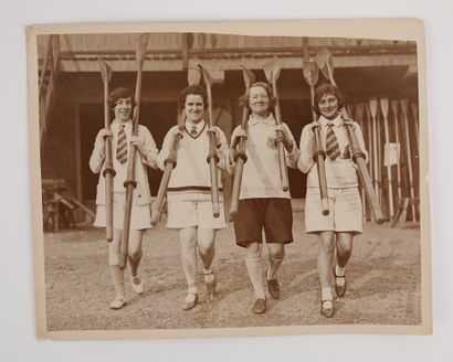 null Sport féminin / Aviron. Photo de presse originale, quatre policières de Barnes...