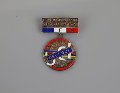 null Cycling / World / 1947 / UCI / Paris. Official round enamelled badge with wheel...