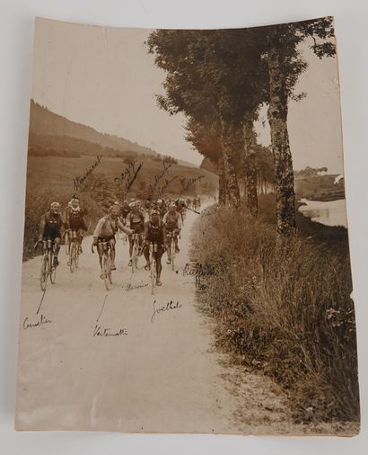 null Cycling / Tour 1924 / When the peloton has fun. Exceptional press photo captioned...
