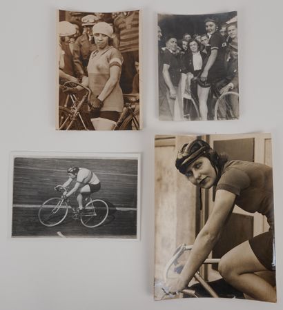 null Cyclisme féminin / Grande / Robin / Record / Vigorelli. Quatre documents : A)Trois...