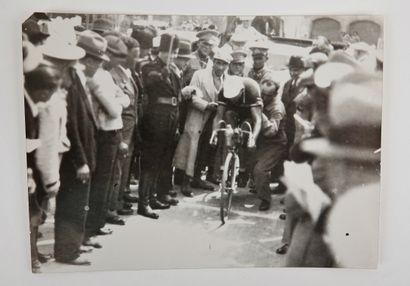 null Cycling / Max Bulla / Giro 1934. Amazing press photo of the start of the Bologna-Ferrare...