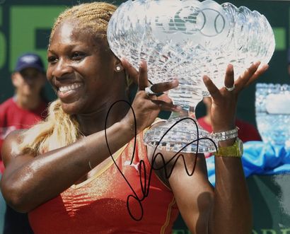 null Tennis / Serena Williams / Autographe. Sur belle photo couleur, de Sérena brandissant...