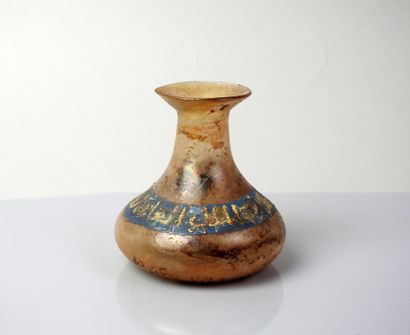  Grand vase comportant une inscription en arabe sur la panse 
Verre 10 cm 
Période...