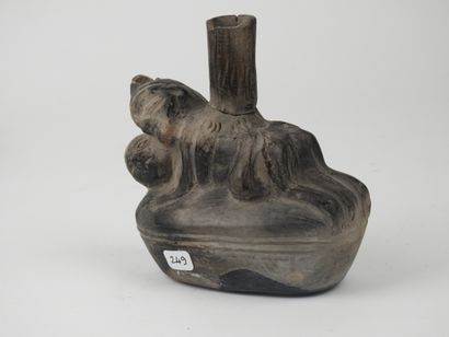 null Erotic vase, terracotta with tin glaze, in the state, restorations, missing.


Pre-Inca...