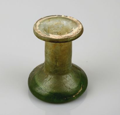 null Verre à onguents ou parfums en verre vert irisé,


époque romaine.H :7cm.


Premiers...