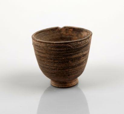 null Goblet with turned decoration


Terracotta 4.3 cm


Roman period