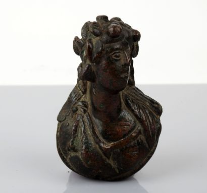 null Important scale cursor representing a horned deity, with a superb dark patina,...