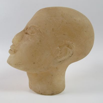 null Egyptian priest's head in alabaster. L 10.5cm. H 9cm. Amarnian style.