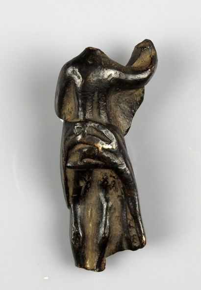 null Statuette representing a character playing a musical instrument (kind of lute)


Bronze...