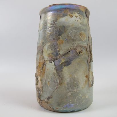null Iridescent glass goblet. H 10.5cm D 6cm. As is (missing, restored, fragile,...