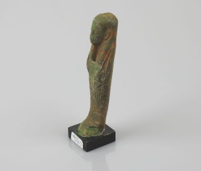 null Oushebti inscribed with hieroglyphic characters.


Terracotta with highlights...