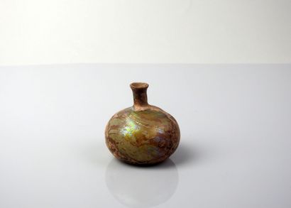 null Small bottle with large belly and beautiful circular iridescence


Glass 6 cm


Roman...