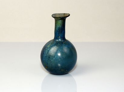 null Superb vase with long neck of a very beautiful night blue color


Glass 7 cm


Roman...
