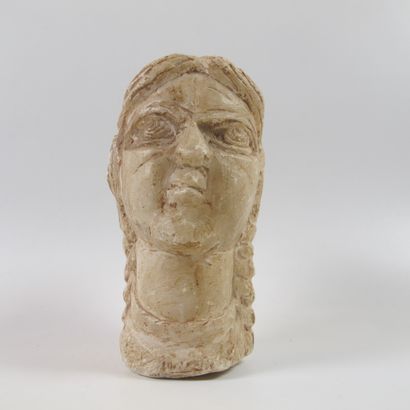 null Female head in alabaster. H 10cm. Style of the oriental dynasties of the Greco-Roman...