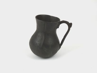 null Bronze vase with handle.Orient.Premiers millennia.H :19cm.