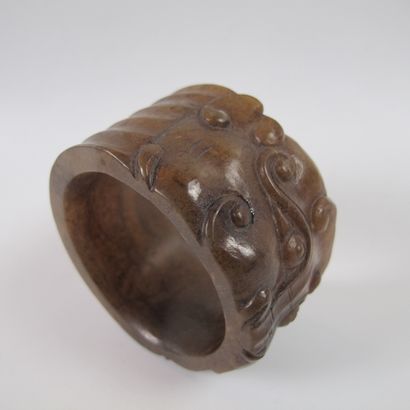 null Asia. China. Jade ring with a Taotie mask. Amber nephrite. D 5.5cm. H 3.3cm....