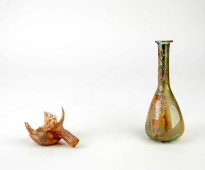  Deux vases accidentés avec manque 
Verre 8.5 et 14 cm 
Période romaine