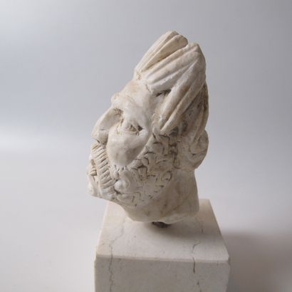 null Bearded and crowned head. Marble or other material. H 10cm. Greco-Roman sty...