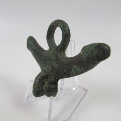 null Amulette phallique en bronze. L 6 cm. Epoque romaine.