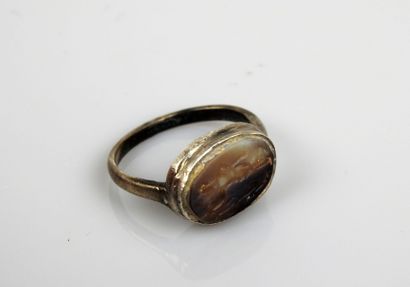 Beautiful ring with intaglio representing a man holding a plant element 
Silver...