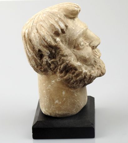 null Bearded head.Limestone.


Celtic style.H :10,5cm.