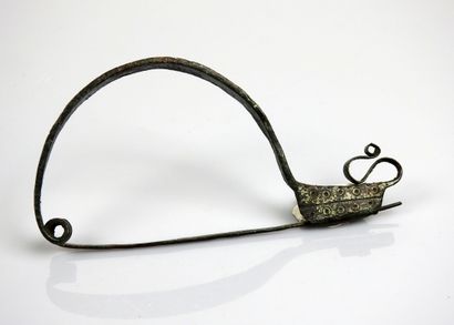 null Very large fibula with spring and semi-circular arc decorated with ocelli on...