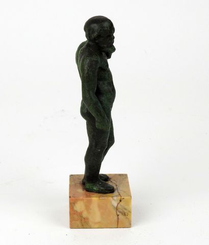 null Statuette representing an old bearded man in a heroic pose, on the base, an...