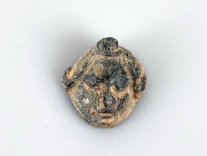  Masque de putti 
Bronze 2 cm 
Période romaine