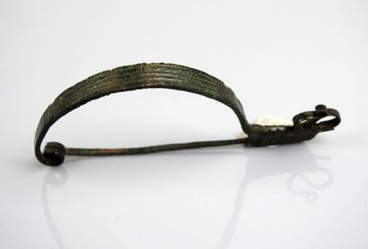 null Very large fibula with spring and semi-circular arc decorated with ocelli on...