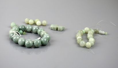null Various pearls.jade or serpentine.