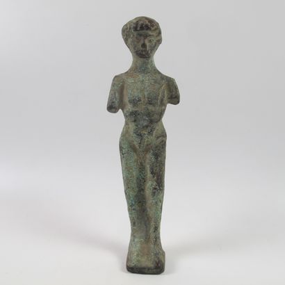 Statuette d’éphèbe en bronze. Style romain....