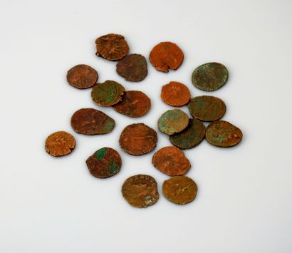 Dix neuf monnaies romaines.