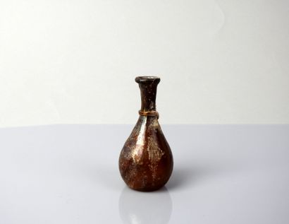 null Joli vase à décor d’anneau en relief sur le col d’une belle couleur marron


Verre...
