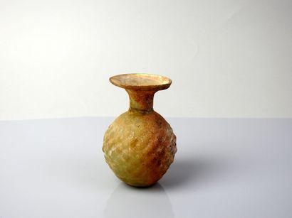  Important vase dont la panse est marquée par un décor en relief dans des croisillons...