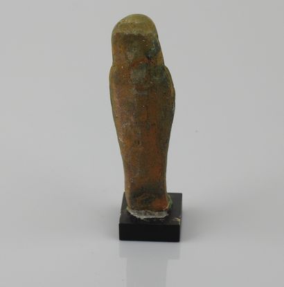 null Oushebti inscribed with hieroglyphic characters.


Terracotta with highlights...