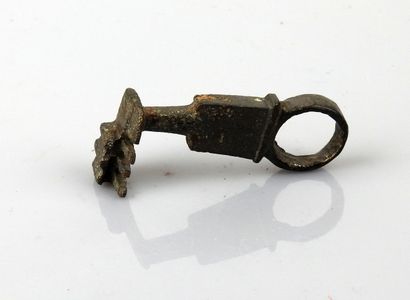 null Clé à translation avec peigne ouvragé


Bronze 4.5 cm


Période romaine