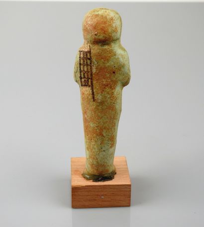 null Chaouabti of a priest of Ptah.frit.ramesside style.


H :11,5cm.