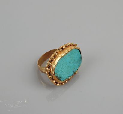 null Ring with a bezel decorated with turquoise


Gold Finger size 50 9.14 gr


Marked...