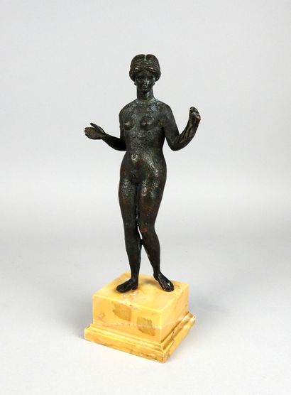 null Statuette of very large size representing Venus holding a veil in the left hand...