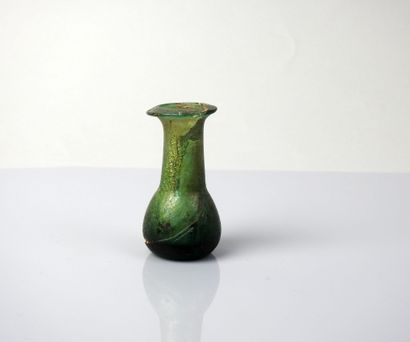 Curieux vase en verre très épais d’une couleur...
