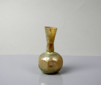  Vase à long col et à panse à cotes 
Verre 9 cm 
Période romaine